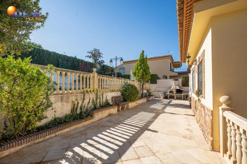 Foto d75a6a6a-07a4-43cb-865d-56079c58695b. Chalet espectacular chalet independiente en el laurel de la reina. la zubia. en Zubia (La)