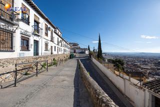 Semi detached house in Barrio de Albaicín. Se ofrece a la venta una extraordinaria casa en uno de los sitio
