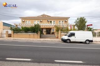 Edifici  Carretera competa. Hotel de 12 habitaciones y gran salón de fiestas en moraleda de