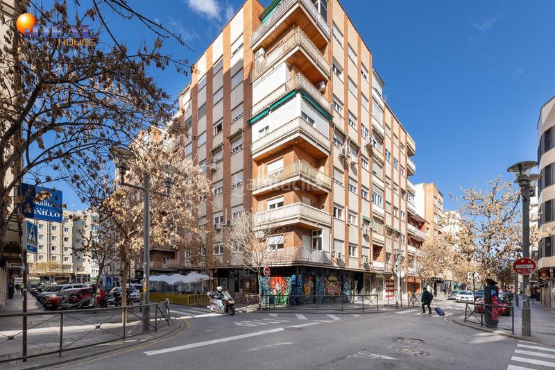 Foto eabf0c4f-6dde-4973-bf50-f107684b4e96. Parking voiture dans Camino de Ronda Granada