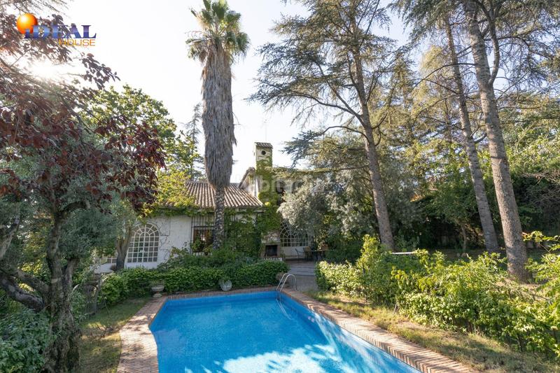 Foto 2fd7b5dd-9d9e-4368-ad41-ccb0f608038e. Chalet magnifico chalet con amplios jardines y piscina en cortijo del aire! en Albolote