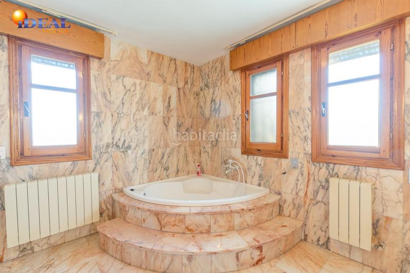 Foto 5079c7ac-29fd-41c2-81a3-c19528e362a7. Chalet magnifico chalet con amplios jardines y piscina en cortijo del aire! en Albolote