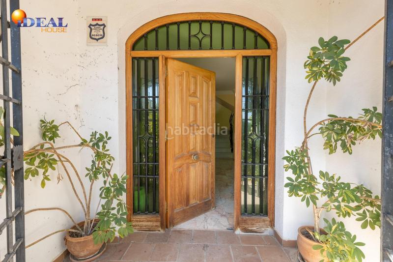 Foto b77da1ce-7d73-499a-843c-5589f495b831. Chalet magnifico chalet con amplios jardines y piscina en cortijo del aire! en Albolote