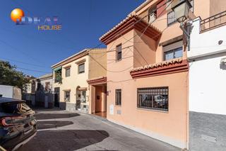 Casa en Barrio de la Vega. Casa en la parte baja de barrio de monachil