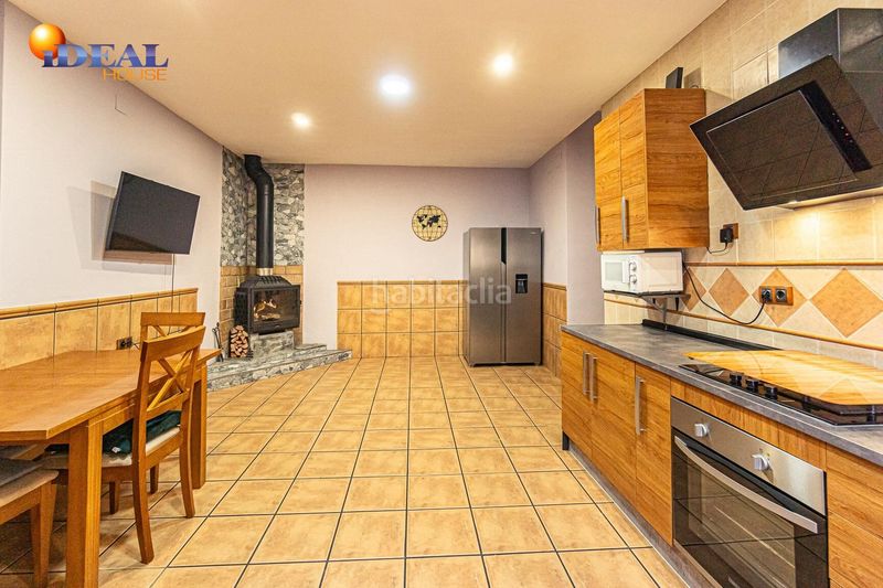 Foto 258144fe-9430-40b4-83ff-f02669d1fc68. Casa  con negocio en Montillana