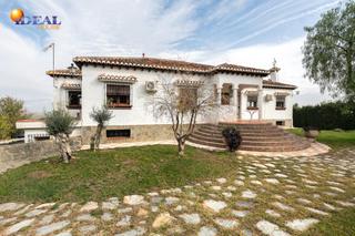 Chalet en Calle rio genil (csj) 25. Impresionante villa en cortijo de san javier las gabias