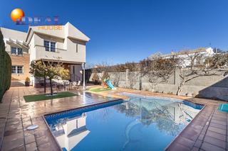 Chalet à Arenas del Rey. Villa independiente con piscina privada a poca distancia del pan