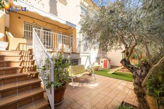 Maison jumelée à Av. F. Garcia Lorca - Nueva Estación Autobuses. Espectacular casa ubicada en el exclusivo barrio de albayda, dis