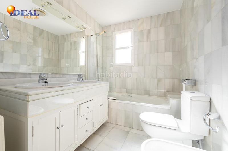 Foto 1cdce36b-fd7b-4cfa-9bed-d3bb6924f5ca. Casa adosada espectacular casa ubicada en el exclusivo barrio de albayda, diseñada con una distribución funcional en Granada