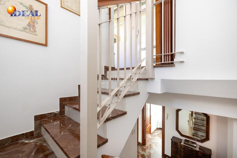 Foto d53993e9-439f-4e2a-a9a0-fb89af4002bc. Casa adosada espectacular casa ubicada en el exclusivo barrio de albayda, diseñada con una distribución funcional en Granada