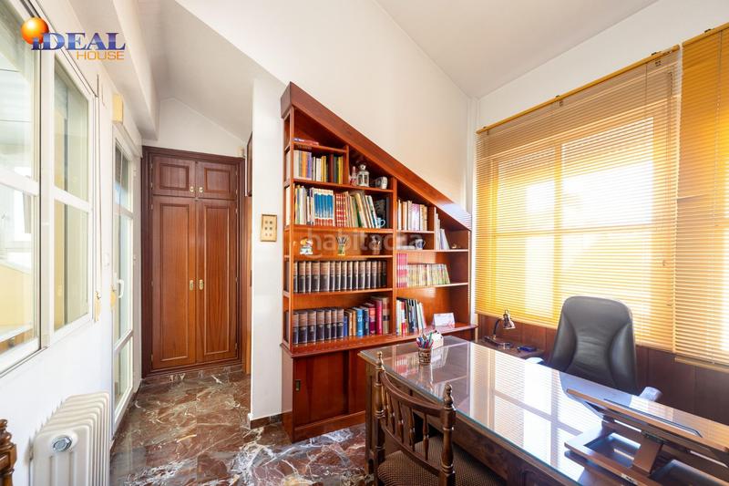 Foto f9661cd7-38d3-4a91-a28f-c39a94123f52. Casa adosada espectacular casa ubicada en el exclusivo barrio de albayda, diseñada con una distribución funcional en Granada