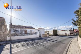 Casa en Barrio de la Vega. Chalet en una sola planta con parcela en el barrio de monachil