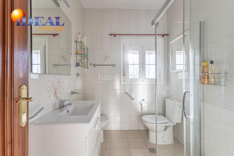 Foto d39443cb-704d-4bfb-a7e1-48f6e3df94fd. Casa chalet en una sola planta con parcela en el barrio en Monachil