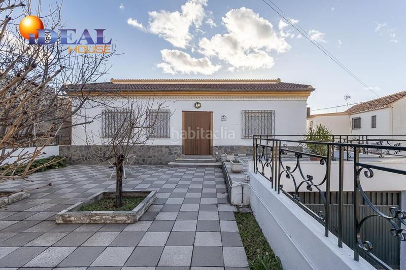Foto d7dbbabc-7fcc-4e51-be76-36251d5009d0. Casa chalet en una sola planta con parcela en el barrio en Monachil