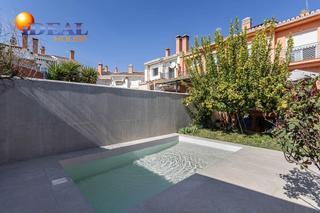 Casa adosada en Ogíjares. Casa en ogíjares de 5 dormitorios 1 en planta baja con piscina a