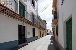 Casa a Dúrcal. Casa en el centro de dúrcal con cochera, patio y terraza