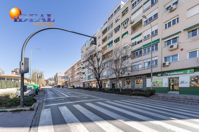 Foto fce8584b-c6dd-4b2f-9b4b-0e6db76b3674. Local comercial a calle rector lopez argueta 23 a Granada