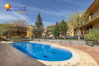 Pis  Calle encantado. Pisazo con terraza y residencial con piscina en ogijares!