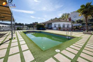 Xalet a Moclín. Espectacular chalet con piscina, jardines y salón de fiestas en