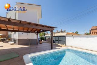 Maison jumelée à Crta. De la Sierra. Gran casa con piscina en huetor vega