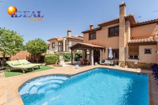 Maison jumelée à La Zubia Ciudad. Preciosa casa en la zubia