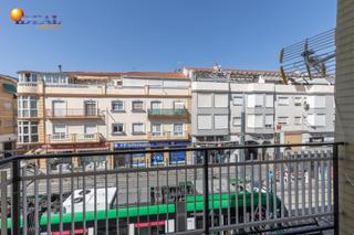 Appartement à Avenida de blas de otero. Estupendo piso junto al metro