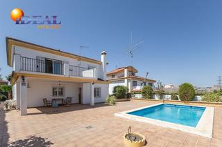 Casa a Peligros. Chalet independiente con piscina en la prestigiosa urbanización