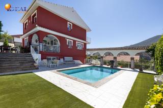 Xalet a Pinos Genil. Chalet independiente en urbanización los pinillos  pinos genil