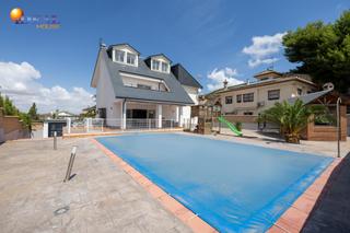 Chalet à Padul. Exclusivo chalet con piscina , ven a visitarlo.