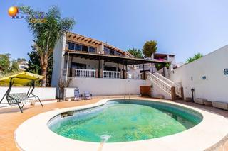 Chalet  Calle higueras del lagarejo. Villa en urbanización campo mijas
