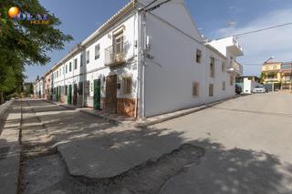 Maison à Calle de la arboleda 2. Oportunidad en la malaha! casa haciendo esquina con dos accesos