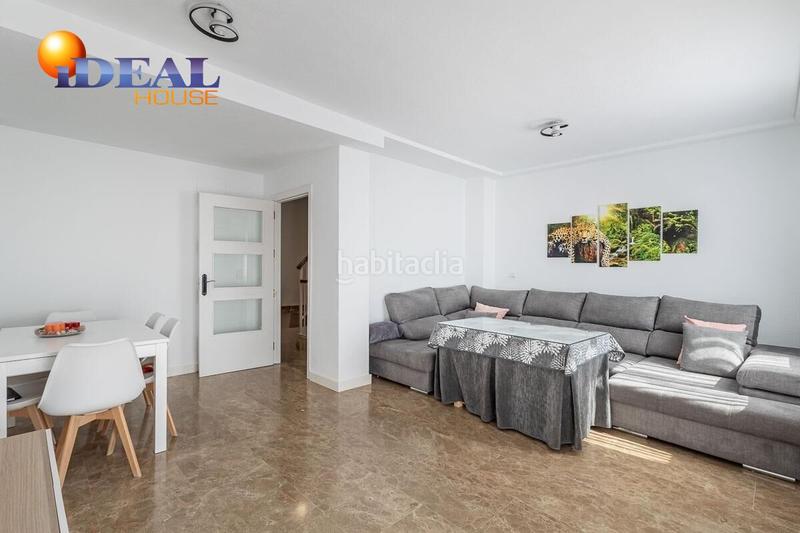 Foto af44f609-6155-40ee-b970-b62a7bf519cc. Casa adosada en calle de manuel de falla 10 tu casa ideal te espera en los ! tranquilidad, vistas y espacio para toda la familia en Ogíjares