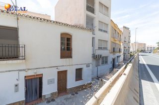 Maison jumelée à Calle la mamola 1. Casa en la playa con infinitas posibilidades  para reformar