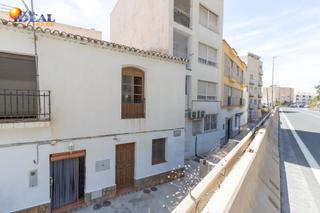 Casa adossada  Calle la mamola 1. Casa en la playa con infinitas posibilidades