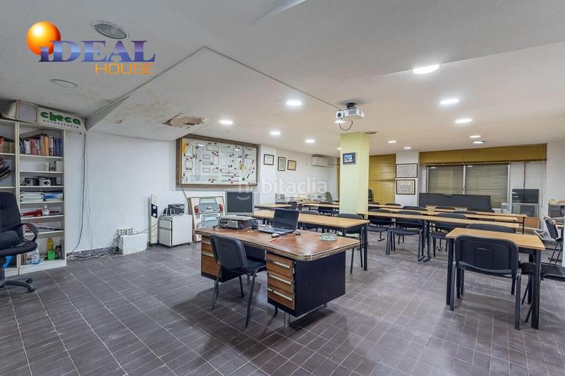 Foto 25dcc731-f149-4274-ad9c-c6c05f50a466. Office space in calle calle de andorra in San Matías - Realejo Granada