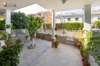 Reihenhaus in Atarfe. Amplia casa con terraza y patios en el centro de atarfe
