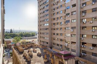 Flat in Calle escultor martinez olalla 101. Gran piso entre arabial y camino de ronda