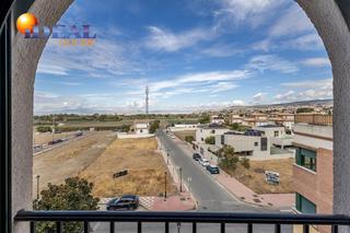 Àtic a Cájar. Piso en cajar con 3 dormitorios, garaje y piscina comunitaria.