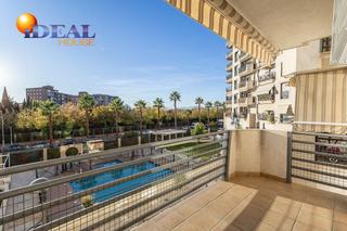 Pis  Calle del periodista rafael gago palomo 3. Pisazo muy luminoso con terraza y garaje en urbanización privada