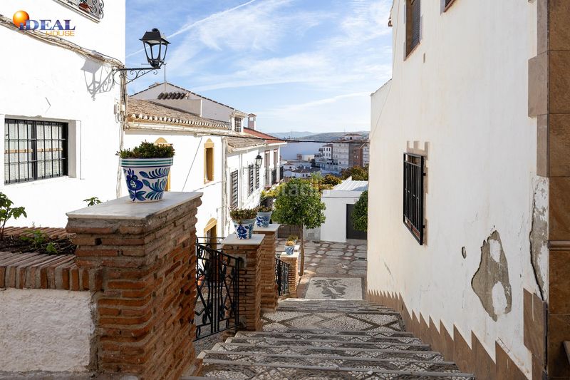 Foto 2ee8a4cf-cbba-42d6-8cd4-db1955c7d52f. Casa adossada a Loja