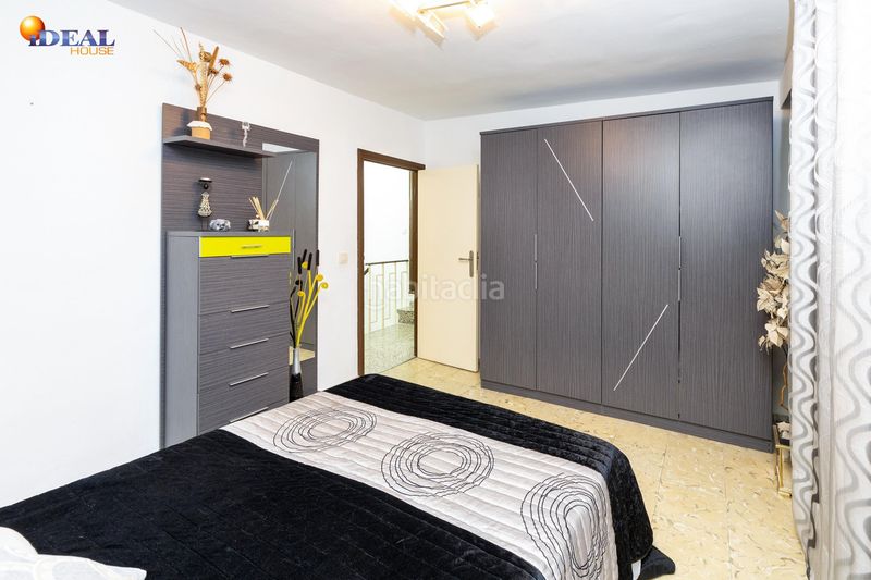 Foto 42d15d75-b1b1-433a-a90a-23c0830d8544. Casa adossada a Loja