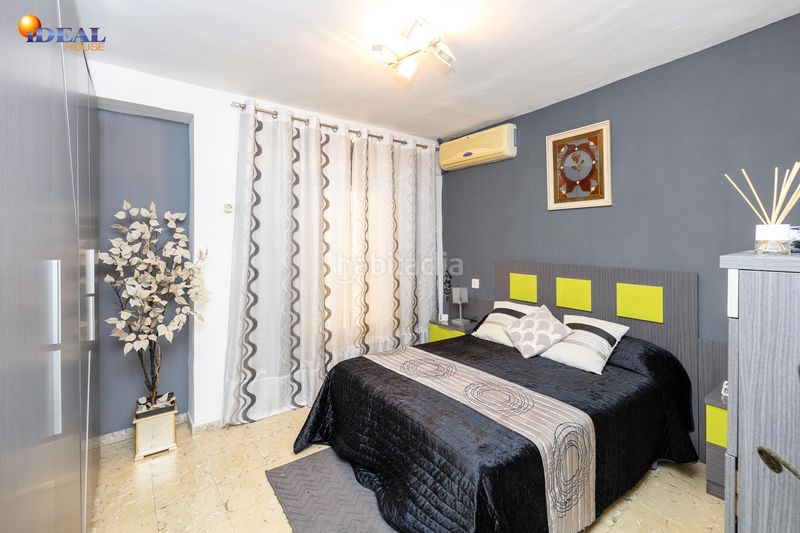 Foto a407255f-8a20-4806-b292-274067d1858c. Casa adossada a Loja