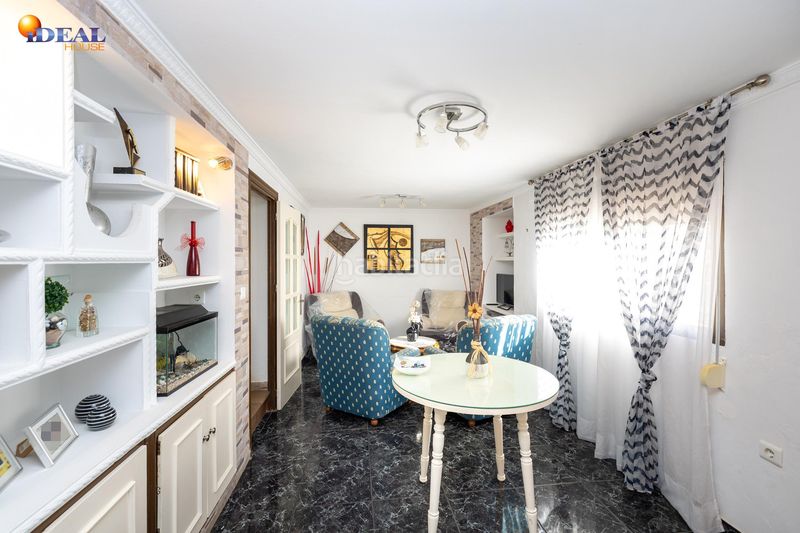 Foto d533e293-ab8b-4d48-9f31-e36390e2f544. Casa adossada a Loja