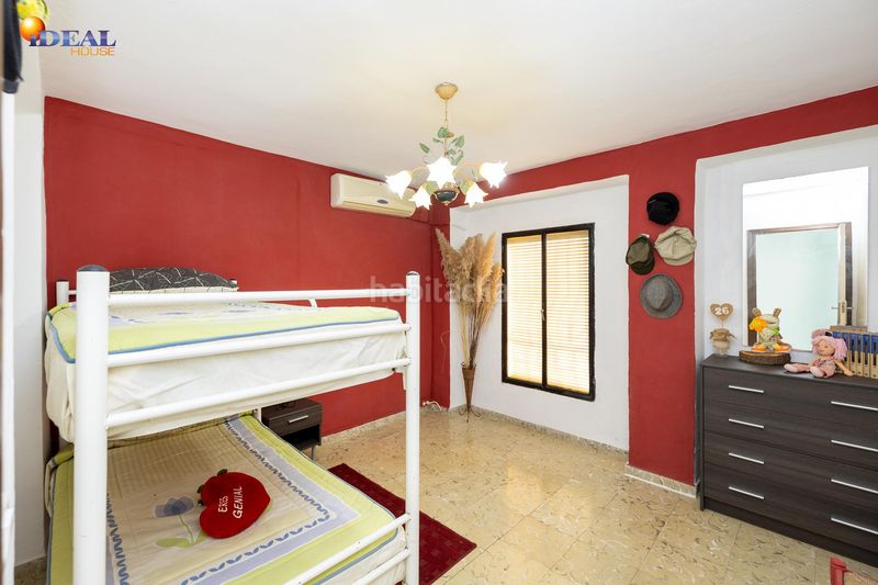 Foto dbd2d47c-dad9-4596-bab7-5571831b6670. Casa adossada a Loja