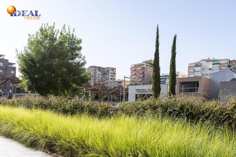 Foto f45ccece-51ae-45a6-897e-71321558d23a. Aparcament cotxe a Barrio de Zaidín Granada