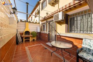 Casa adosada en Jun. Excelente casa adosada en jun con 5 dormitorios y 3 baños