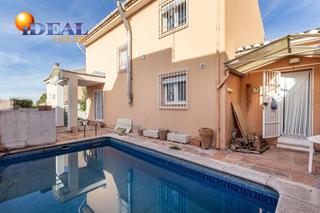 Casa in Jun. Oportunidad única! casa con garaje, zonas comunes y piscina en j