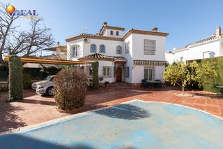 Chalet en La Cruz. Chalet independiente con jard�n y piscina  vistas a sierra nevad