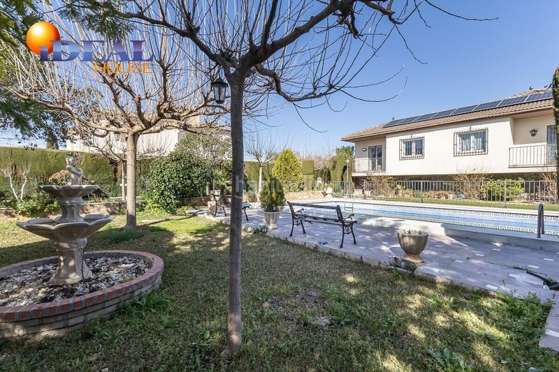 Foto b9cf7663-d805-4847-942e-38c3134e2d24. Chalet  con parcela urbanizable en Atarfe