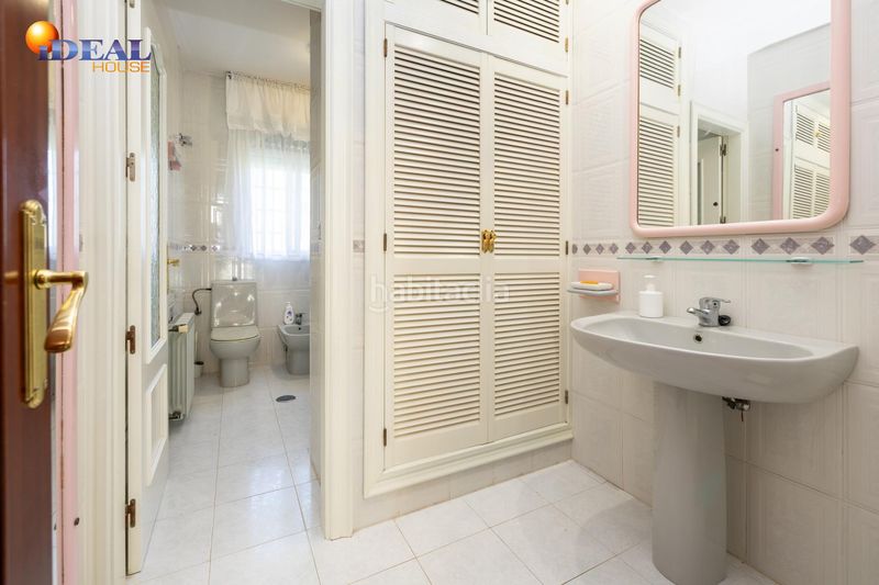 Foto f5f58ef0-eb64-4811-b07b-7796650facf3. Xalet amb piscina a Atarfe